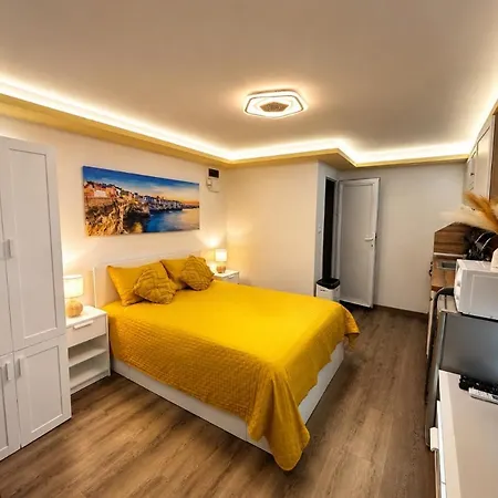 Yellow Апартамент *